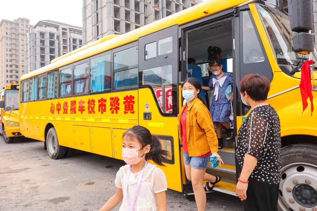 黃驊校車：把公益做成事業