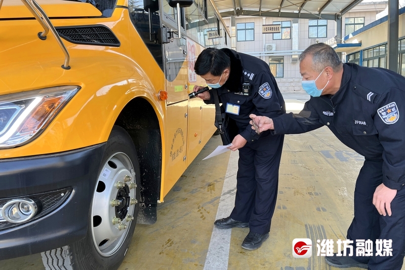 校車(chē)“體檢”迎開(kāi)學(xué)