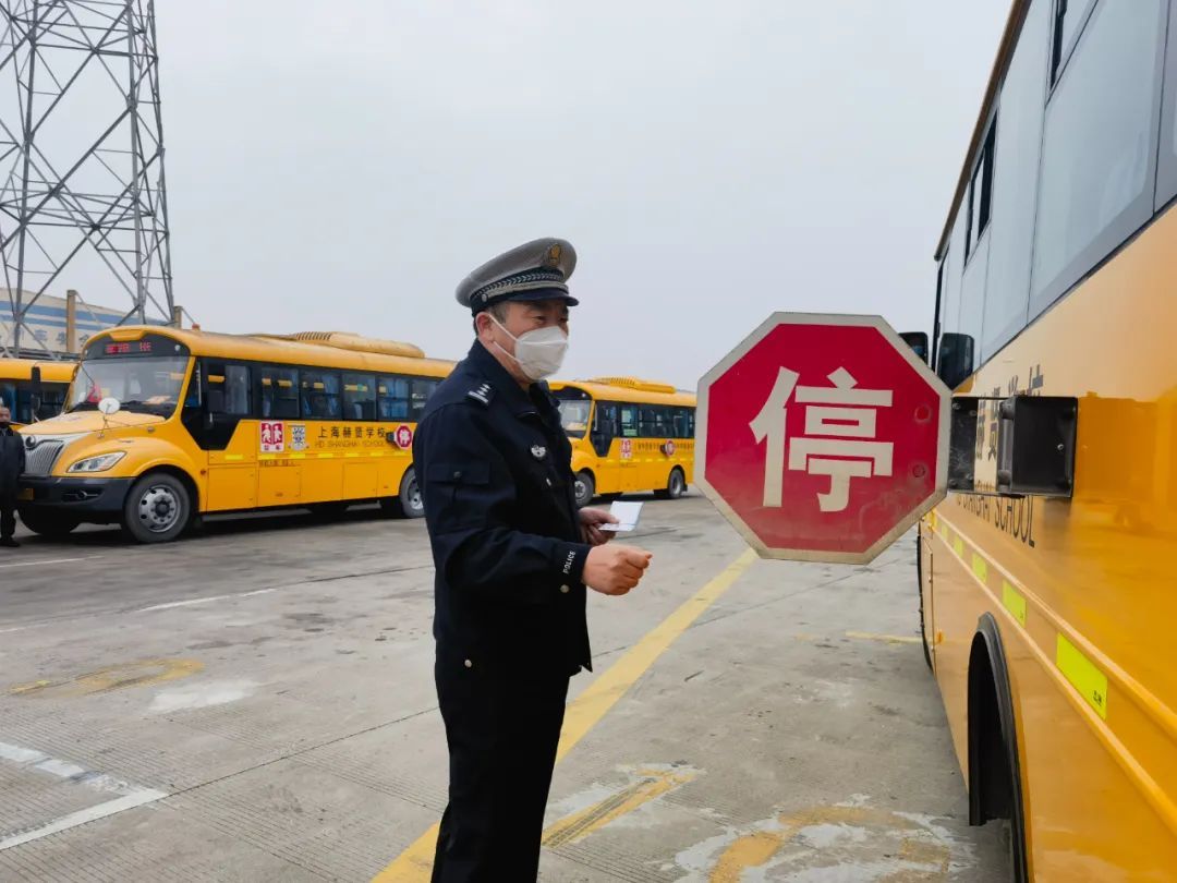 覆蓋48所學校171輛校車，松江交警開展校車安全“大體檢”