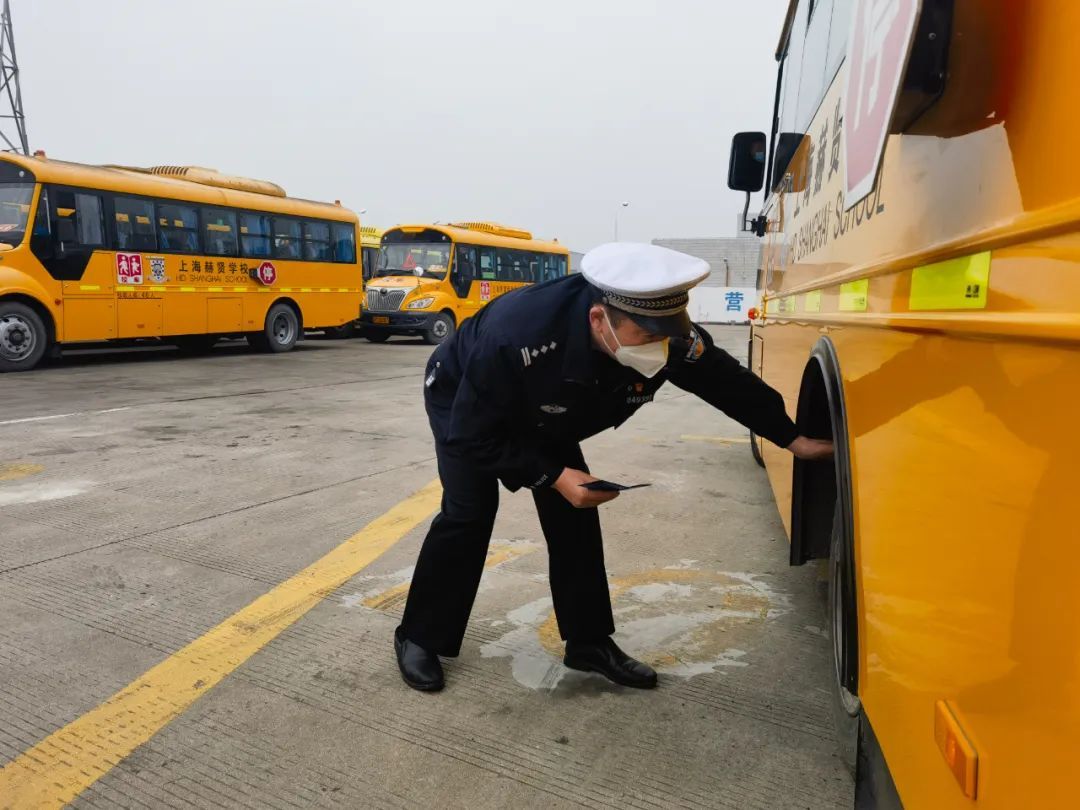覆蓋48所學校171輛校車，松江交警開展校車安全“大體檢”