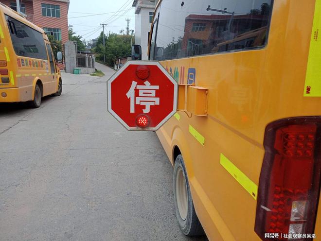小學(xué)生下校車被后車撞飛 校車司機(jī)未查看傷者情況駕車離開惹爭(zhēng)議