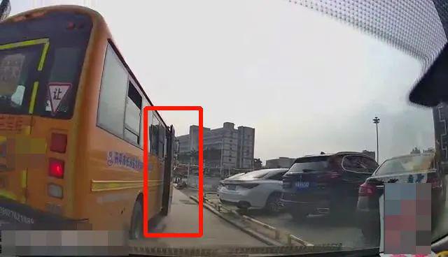 校車也“路怒”？開平交警及時出手