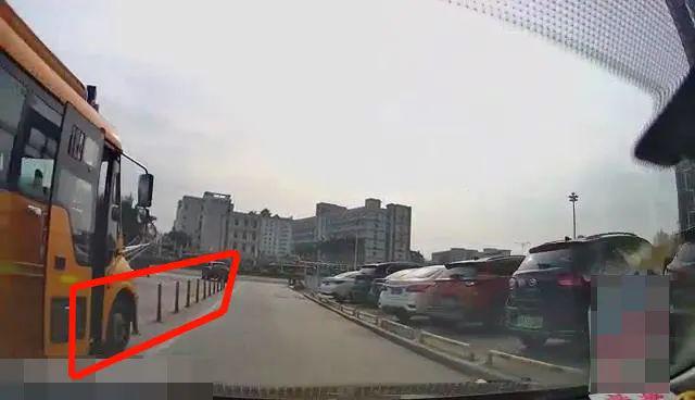 校車也“路怒”？開平交警及時出手