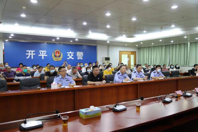 校車也“路怒”？開平交警及時出手