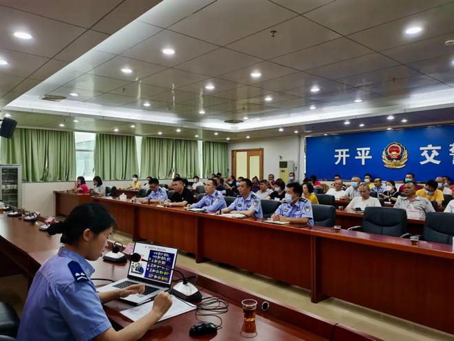 校車也“路怒”？開平交警及時出手