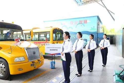 賽技能 提服務！2000余名校車隨車照管員同臺競技