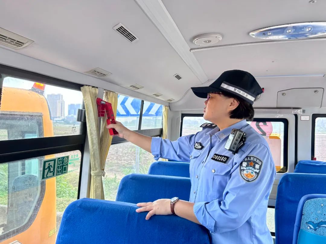 定安公安交警把好校車安全關(guān) 護(hù)航學(xué)生平安路 | “護(hù)苗”行動(dòng)