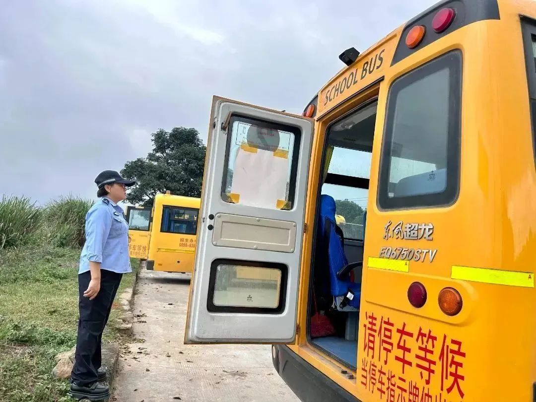 定安公安交警把好校車安全關(guān) 護(hù)航學(xué)生平安路 | “護(hù)苗”行動(dòng)