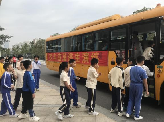 “以演筑防 安全護(hù)航”——校車安全應(yīng)急逃生演練活動(dòng)