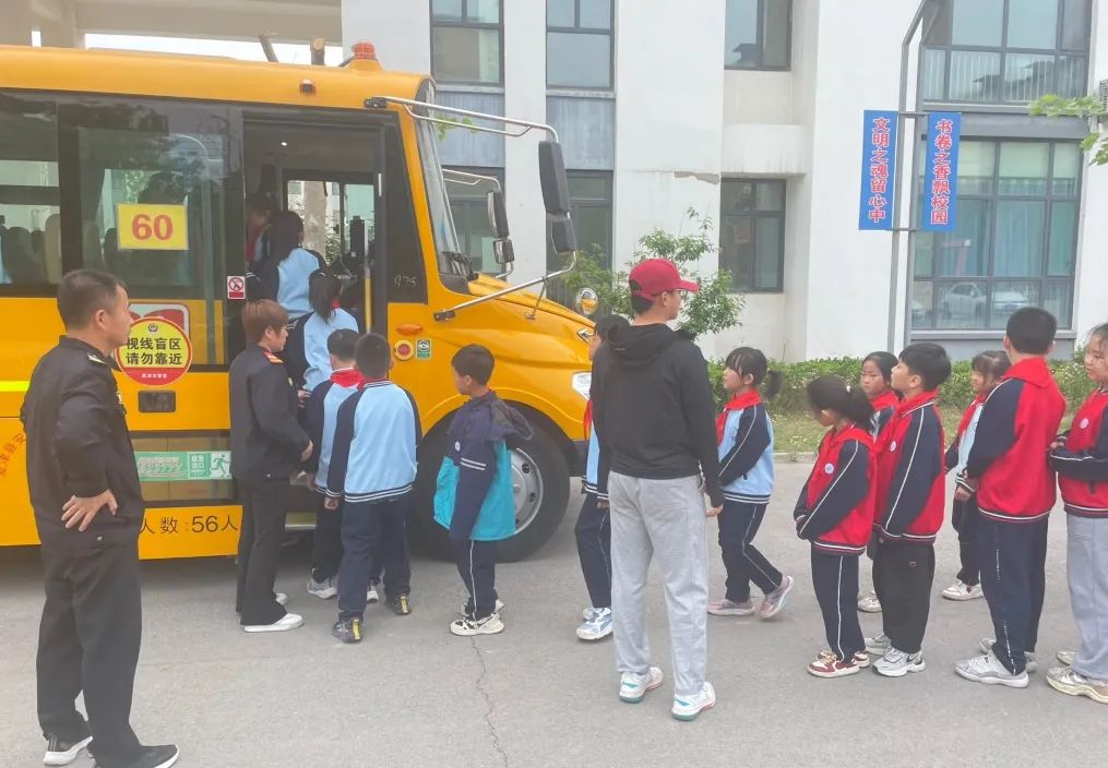 安全“童”行，全力護航 ——夏津縣實驗小學開展校車安全疏散演練