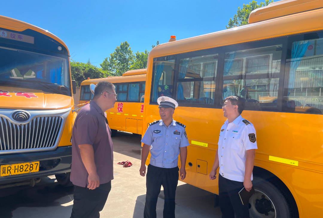 開學季| 擰緊校車“安全閥” 護航學生平安路