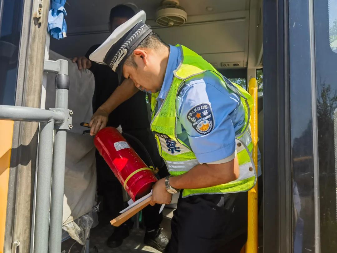 撫順交警：強(qiáng)化校車安全“大檢查”，擰緊校車出行“安全閥”！
