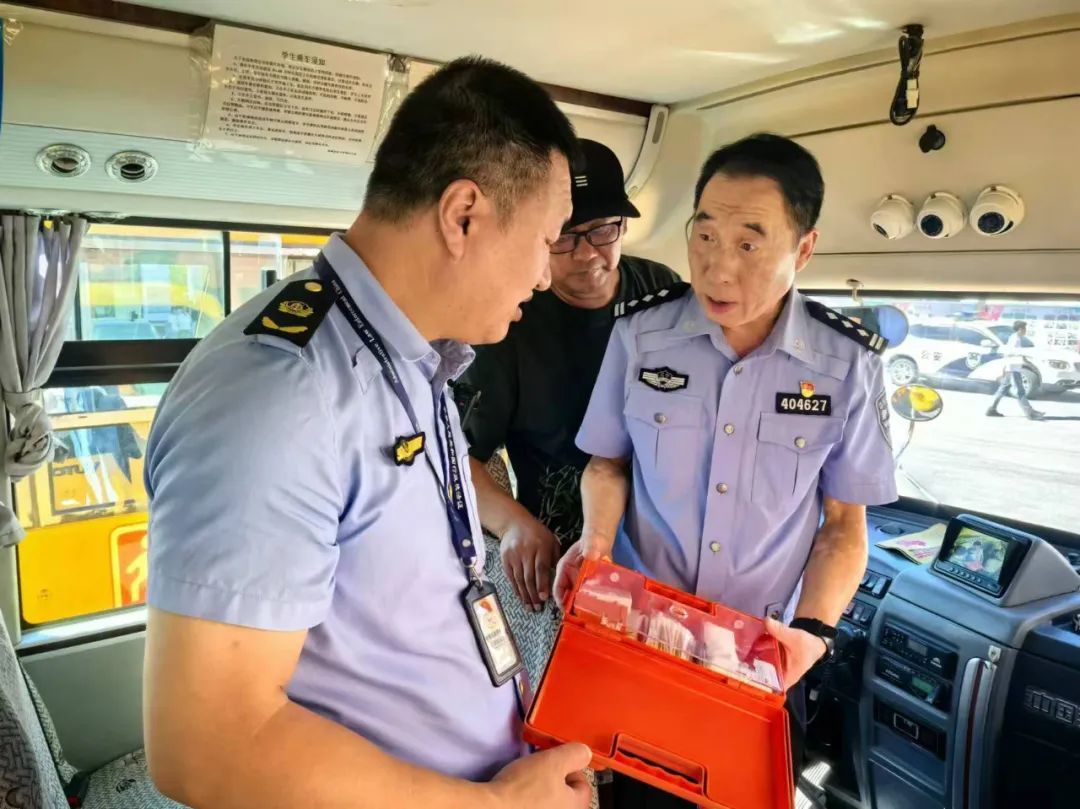 撫順交警：強(qiáng)化校車安全“大檢查”，擰緊校車出行“安全閥”！