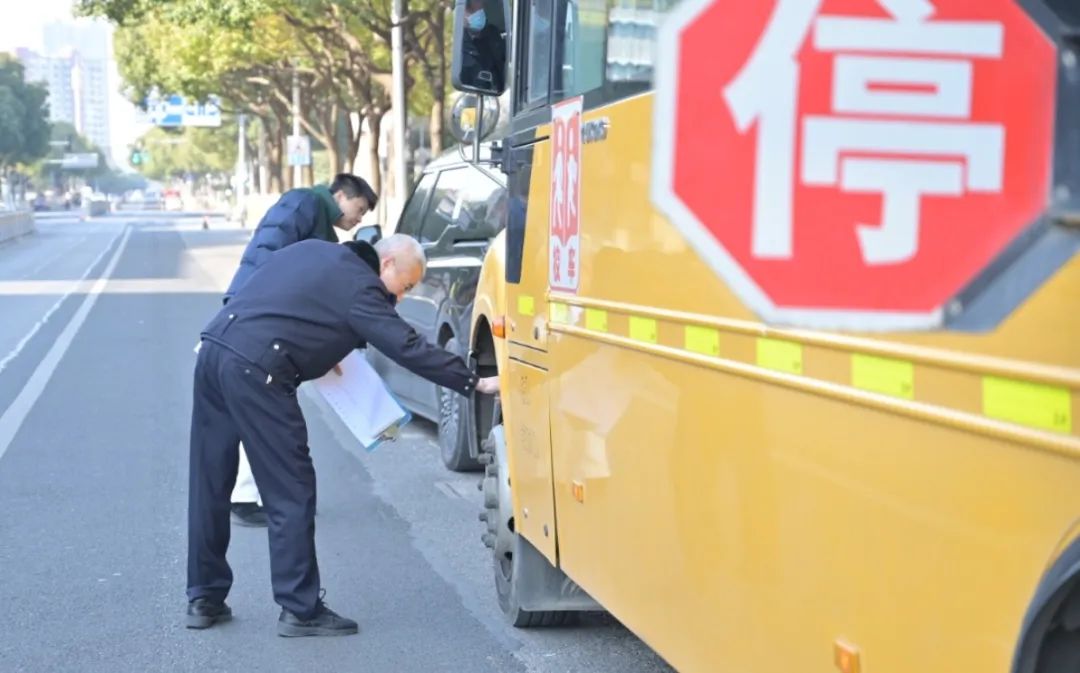 開學(xué)在即，姑蘇交警開展校車安全檢查