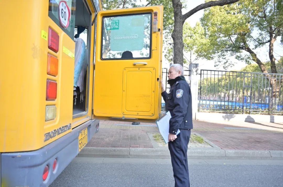 開學(xué)在即，姑蘇交警開展校車安全檢查
