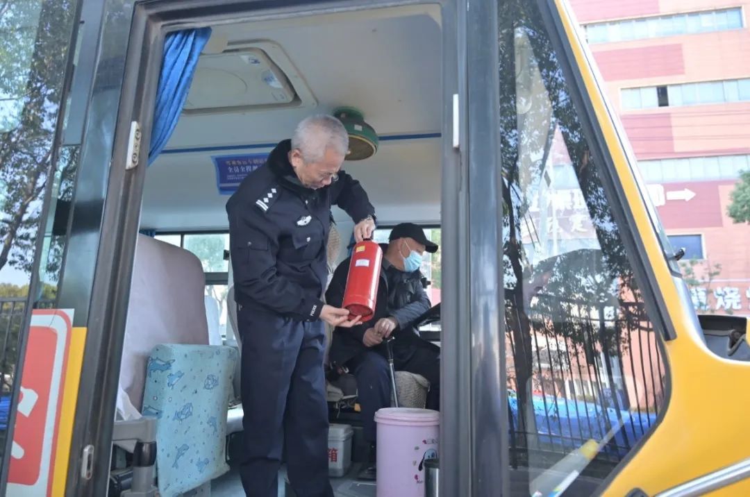 開學(xué)在即，姑蘇交警開展校車安全檢查