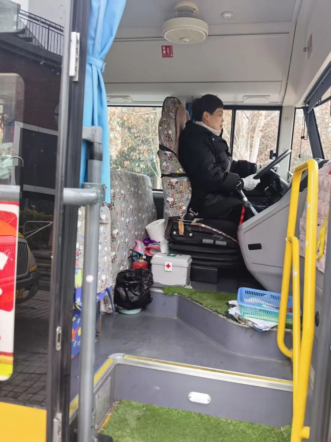 安全“童”行，伴我成長(zhǎng)——鄭州市金水區(qū)清水苑幼兒園校車突發(fā)事故模擬應(yīng)急演練