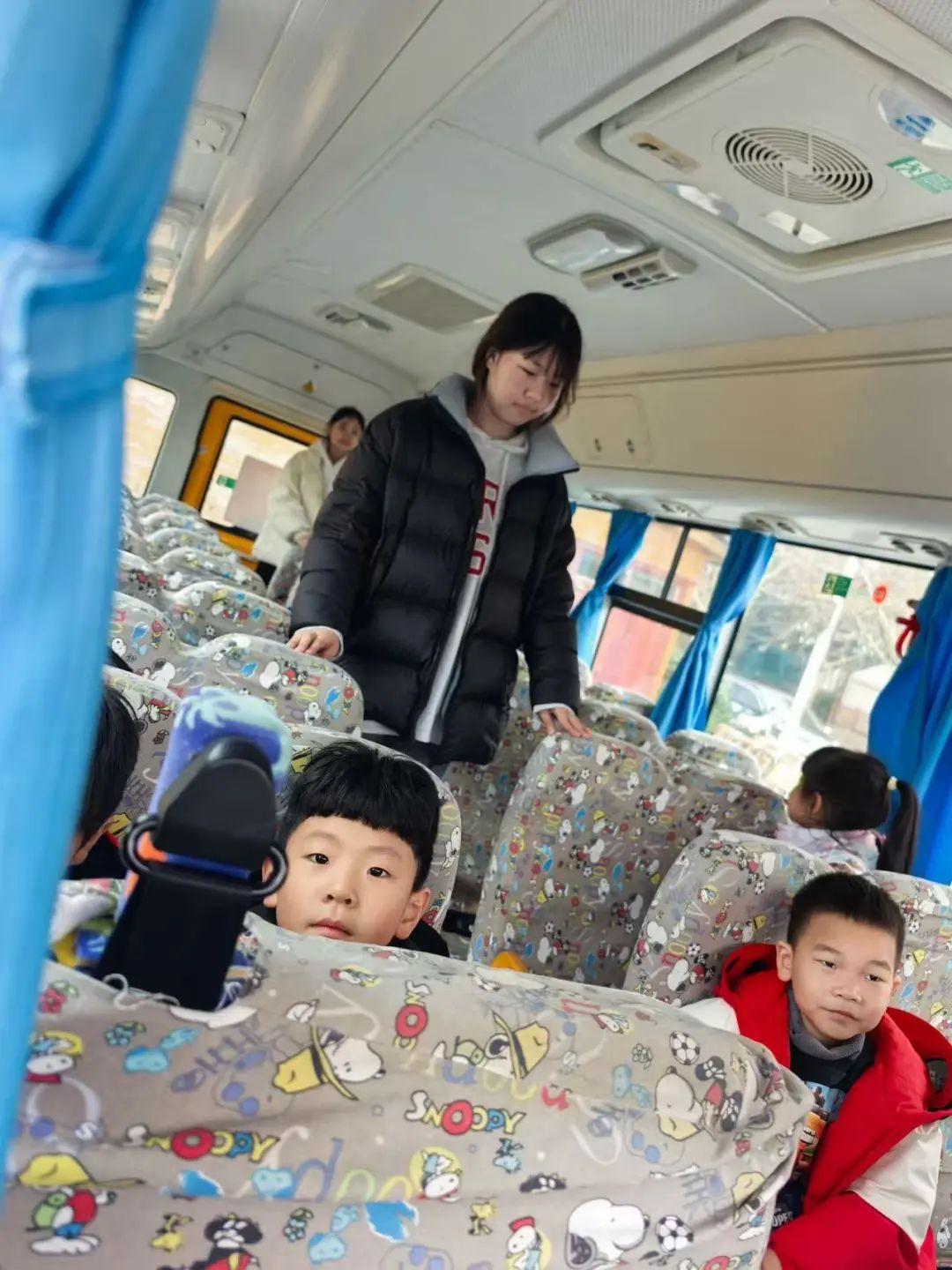 安全“童”行，伴我成長(zhǎng)——鄭州市金水區(qū)清水苑幼兒園校車突發(fā)事故模擬應(yīng)急演練