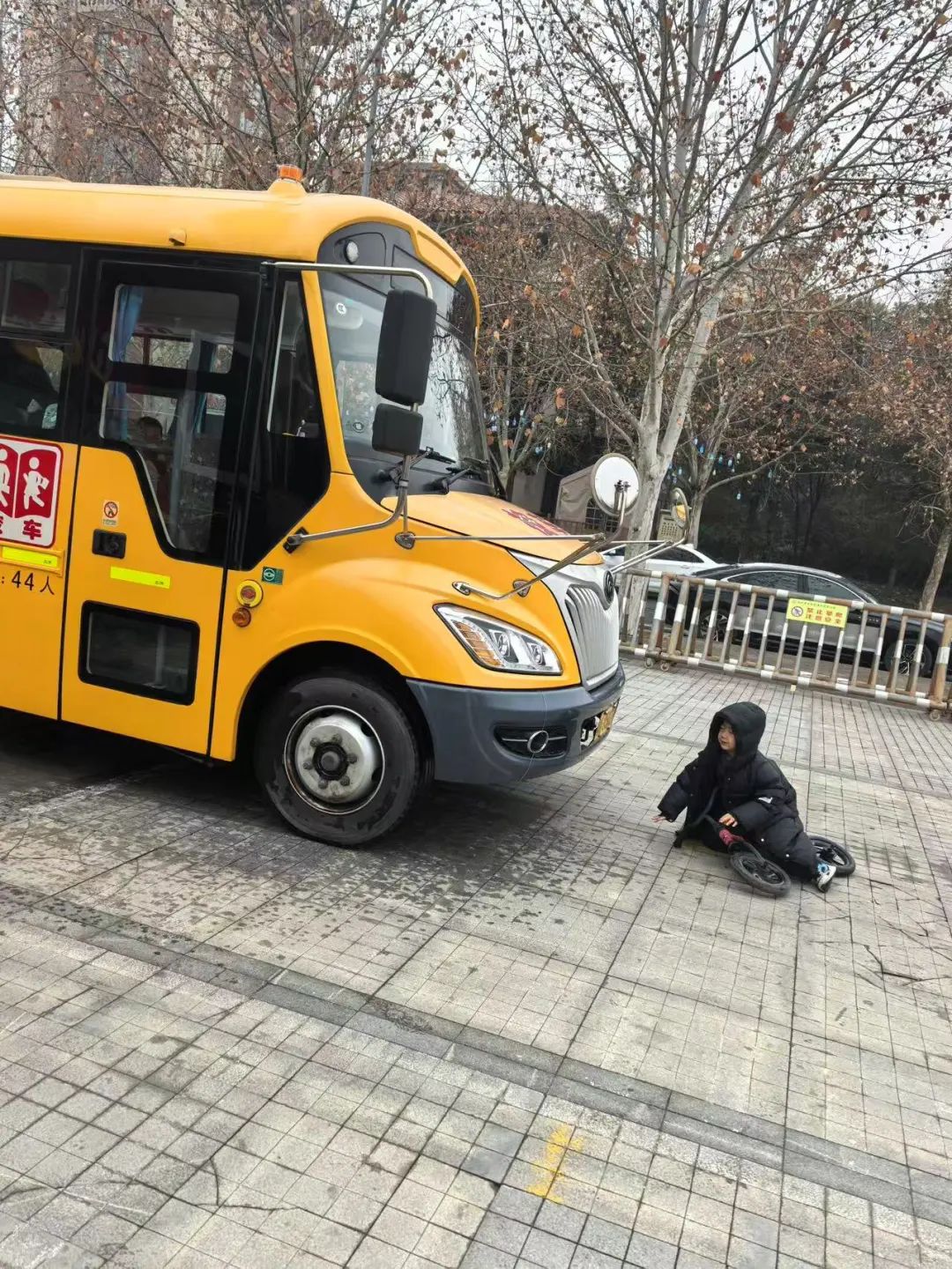 安全“童”行，伴我成長(zhǎng)——鄭州市金水區(qū)清水苑幼兒園校車突發(fā)事故模擬應(yīng)急演練