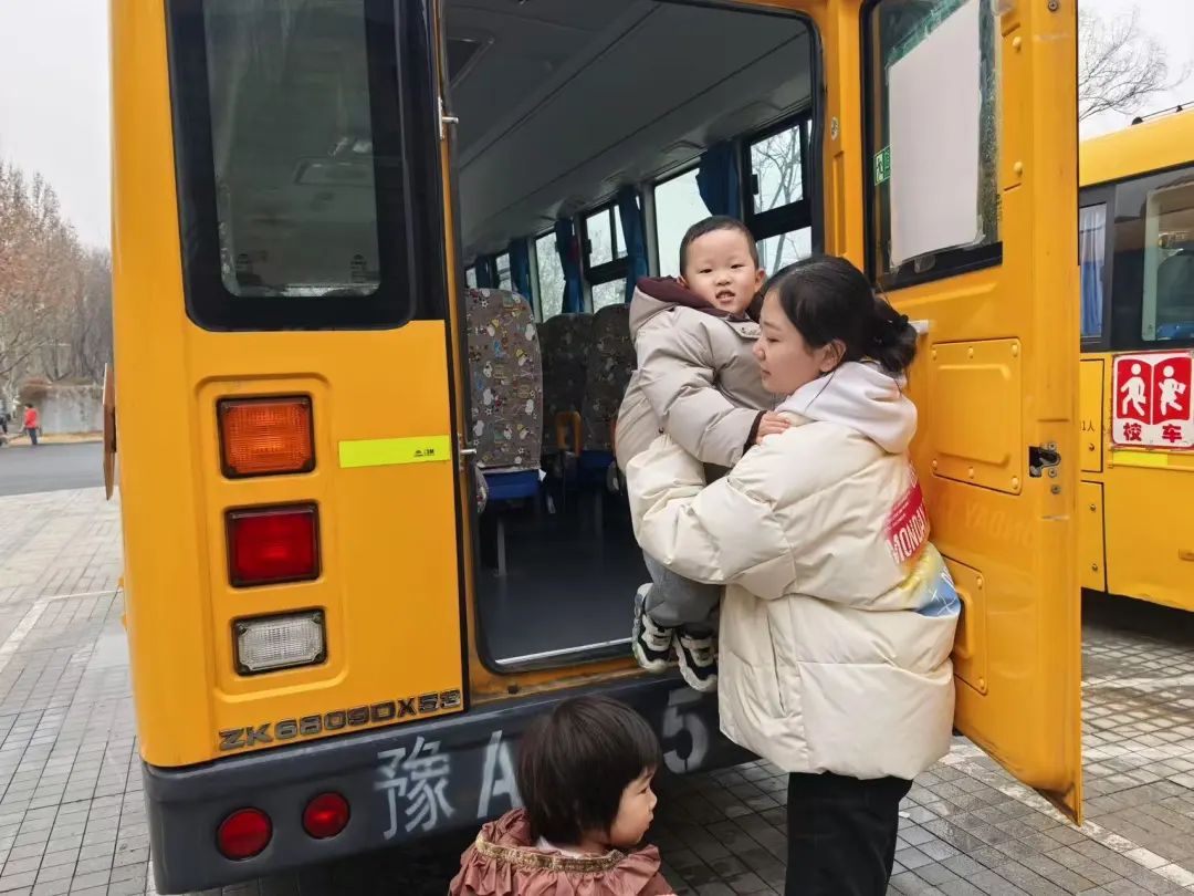 安全“童”行，伴我成長(zhǎng)——鄭州市金水區(qū)清水苑幼兒園校車突發(fā)事故模擬應(yīng)急演練