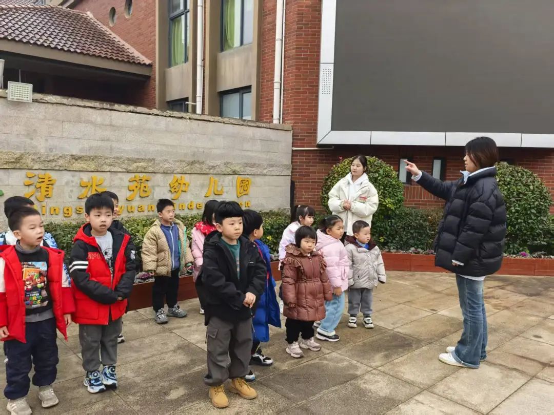 安全“童”行，伴我成長(zhǎng)——鄭州市金水區(qū)清水苑幼兒園校車突發(fā)事故模擬應(yīng)急演練