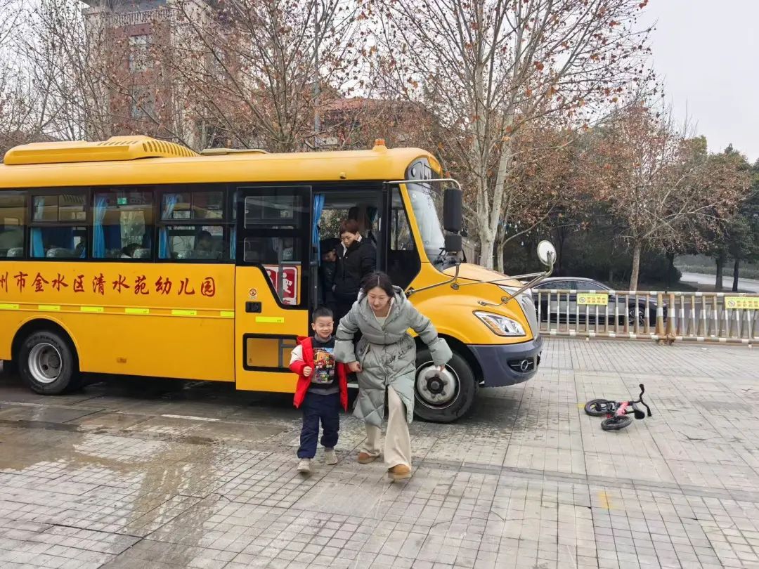 安全“童”行，伴我成長(zhǎng)——鄭州市金水區(qū)清水苑幼兒園校車突發(fā)事故模擬應(yīng)急演練