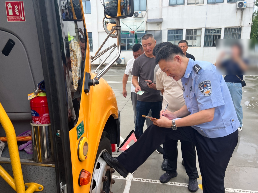 秋季開學，你家孩子坐的校車被“查”了......