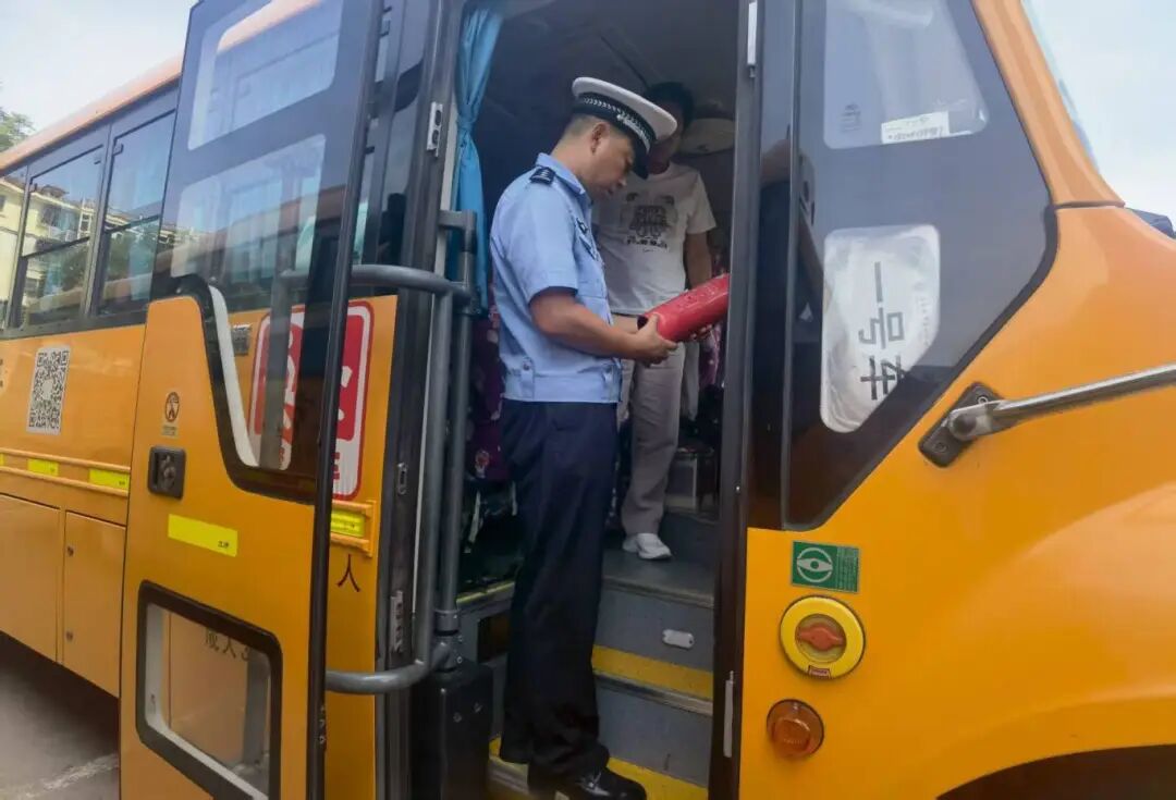 秋季開學，你家孩子坐的校車被“查”了......