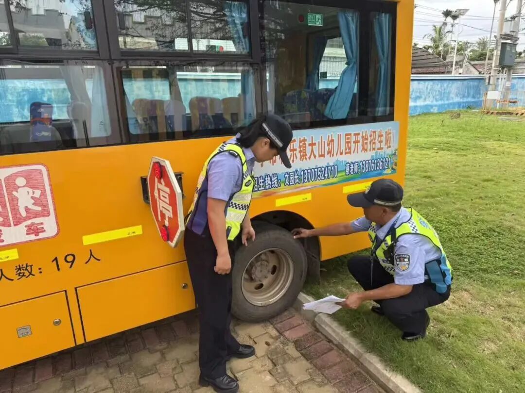 萬寧交警開展校車安全“體檢” 萬寧交警開展校車安全“體檢”