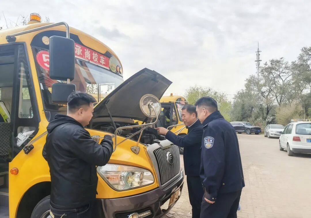 【工作動(dòng)態(tài)】郊區(qū)交警大隊(duì)聯(lián)合多部門(mén)開(kāi)展校車(chē)安全專(zhuān)項(xiàng)檢查 【工作動(dòng)態(tài)】郊區(qū)交警大隊(duì)聯(lián)合多部門(mén)開(kāi)展校車(chē)安全專(zhuān)項(xiàng)檢查