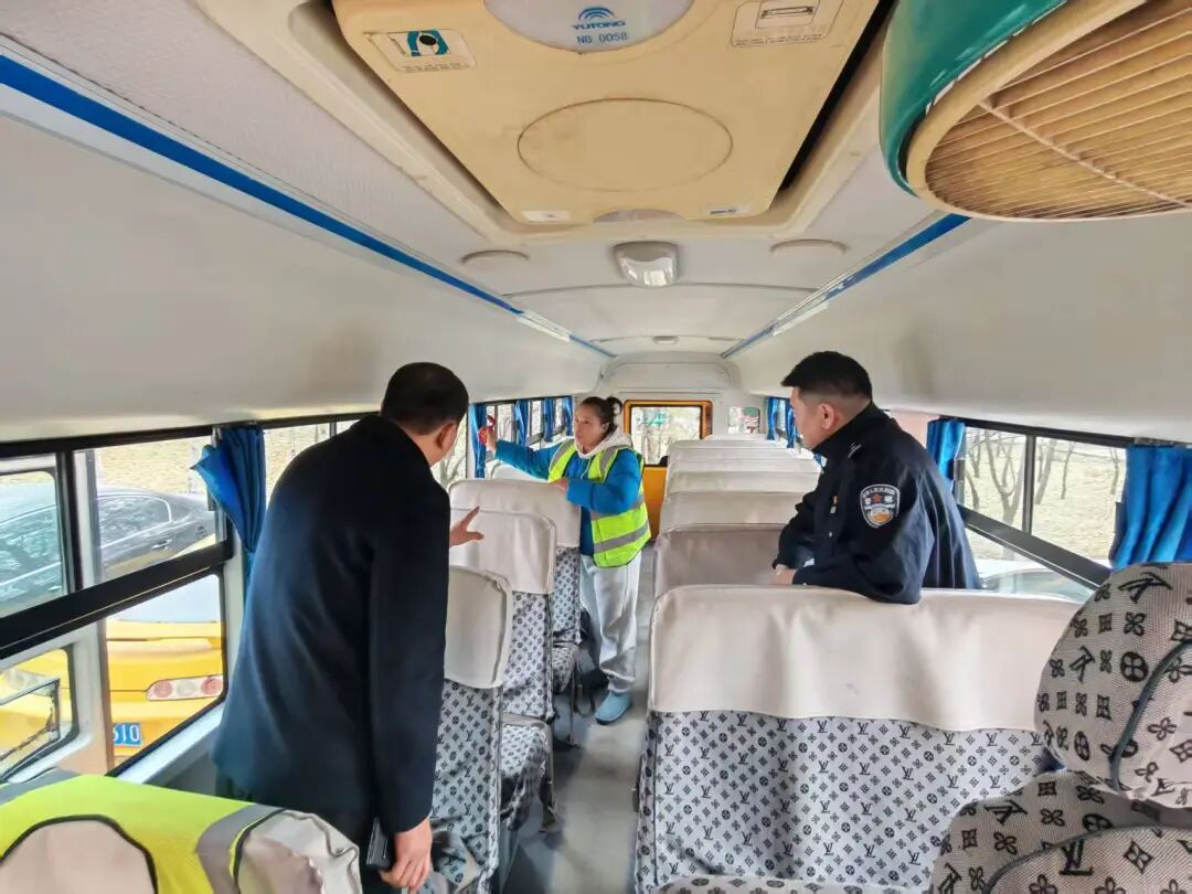 【工作動(dòng)態(tài)】郊區(qū)交警大隊(duì)聯(lián)合多部門(mén)開(kāi)展校車(chē)安全專(zhuān)項(xiàng)檢查 【工作動(dòng)態(tài)】郊區(qū)交警大隊(duì)聯(lián)合多部門(mén)開(kāi)展校車(chē)安全專(zhuān)項(xiàng)檢查