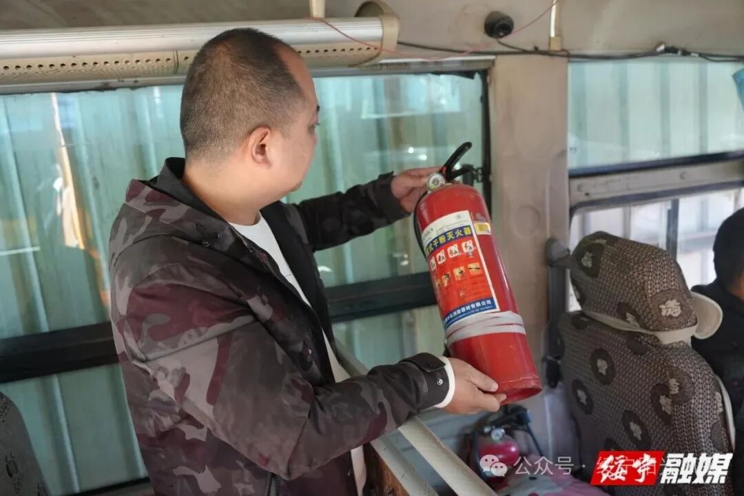 校車檢查常態(tài)化 筑牢出行“生命線” 校車檢查常態(tài)化 筑牢出行“生命線”