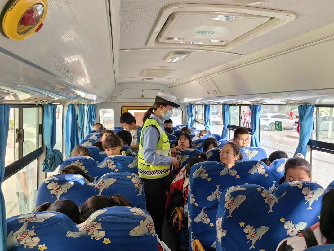 安塞公安交警▏強化校車安全“大檢查”，擰緊校車出行“安全閥”