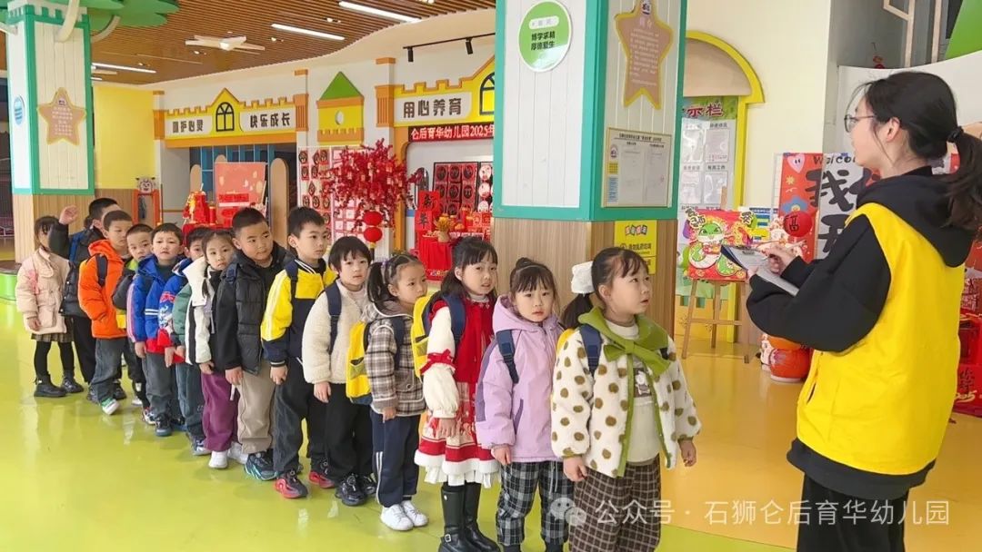 為愛(ài)護(hù)航，平安校車(chē)伴我行 ——侖后育華幼兒園2025年春季校車(chē)安全演練
