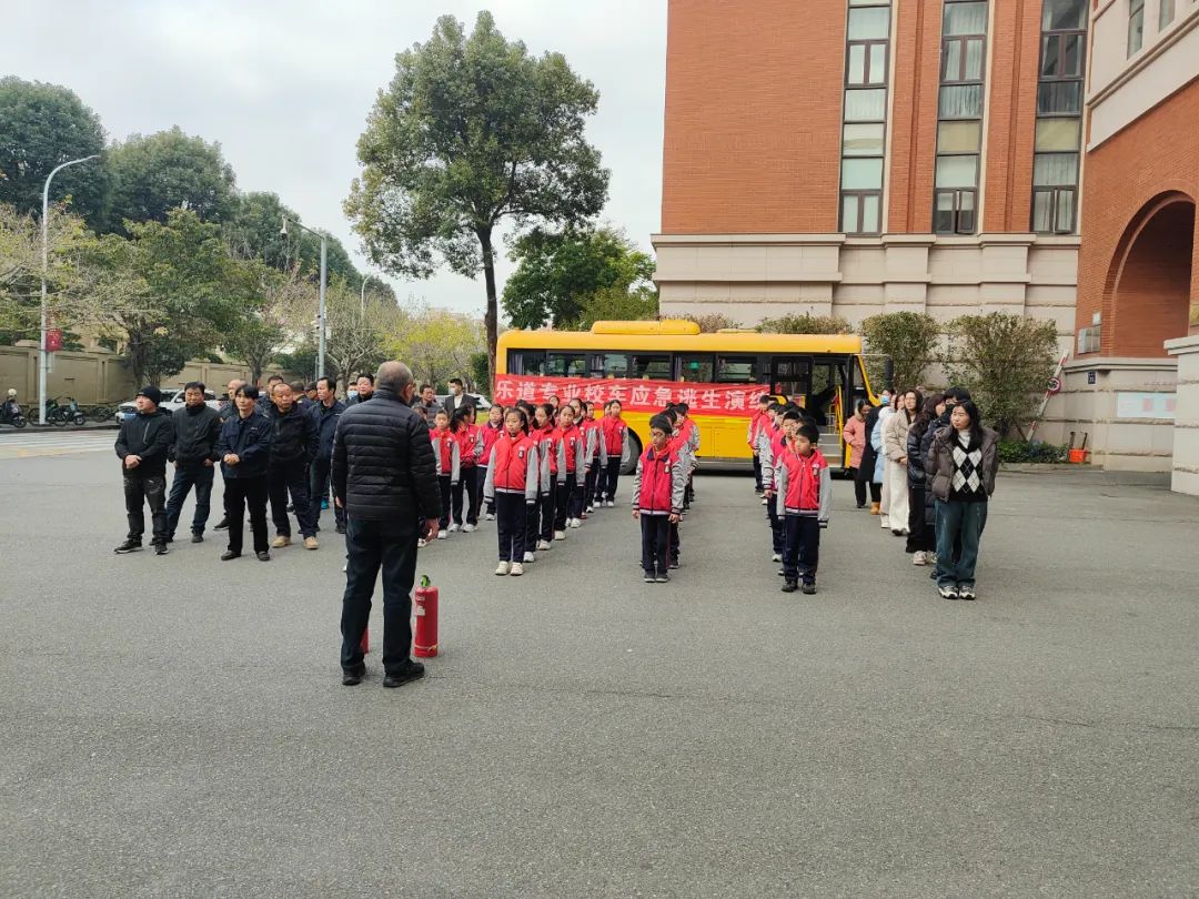 筑牢安全防線，守護(hù)校園出行——福清文光小學(xué)開展校車安全演練與交通安全教育活動(dòng)