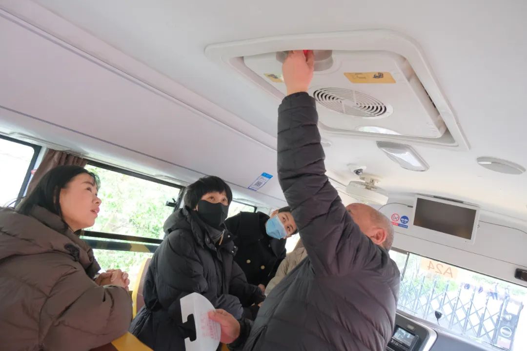 筑牢安全防線，守護(hù)校園出行——福清文光小學(xué)開展校車安全演練與交通安全教育活動(dòng)