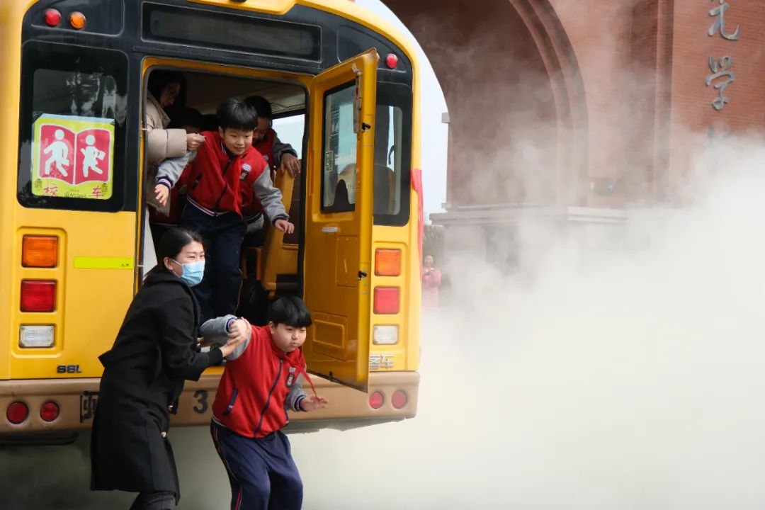 筑牢安全防線，守護(hù)校園出行——福清文光小學(xué)開展校車安全演練與交通安全教育活動(dòng)