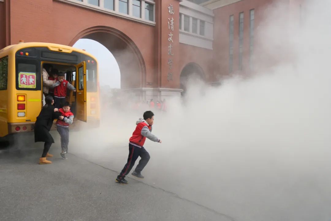 筑牢安全防線，守護(hù)校園出行——福清文光小學(xué)開展校車安全演練與交通安全教育活動(dòng)