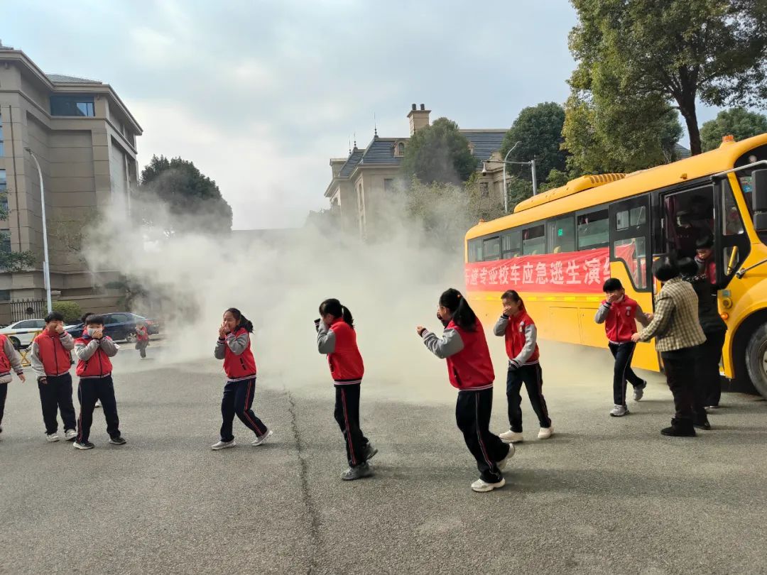 筑牢安全防線，守護(hù)校園出行——福清文光小學(xué)開展校車安全演練與交通安全教育活動(dòng)