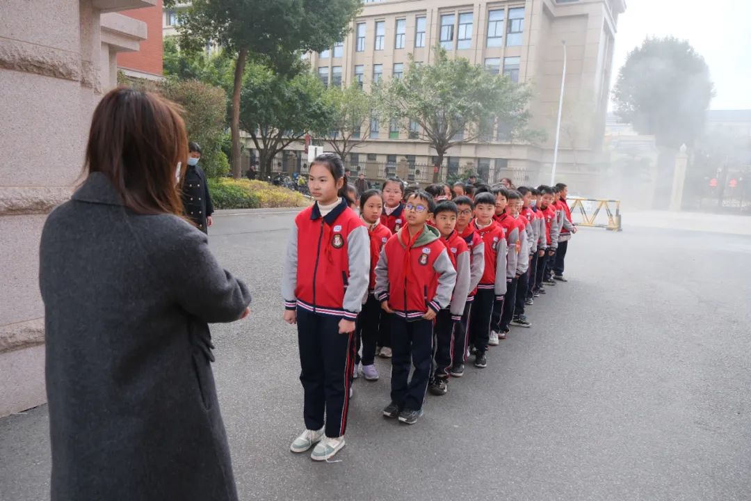 筑牢安全防線，守護(hù)校園出行——福清文光小學(xué)開展校車安全演練與交通安全教育活動(dòng)