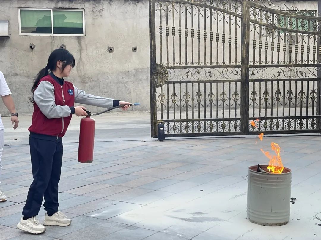 【校車安全】平安乘車，為愛護航——成田實驗幼兒園校車安全應(yīng)急演練
