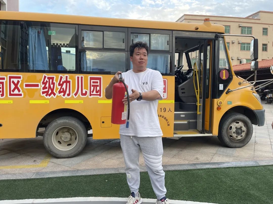 【校車安全】平安乘車，為愛護航——成田實驗幼兒園校車安全應(yīng)急演練
