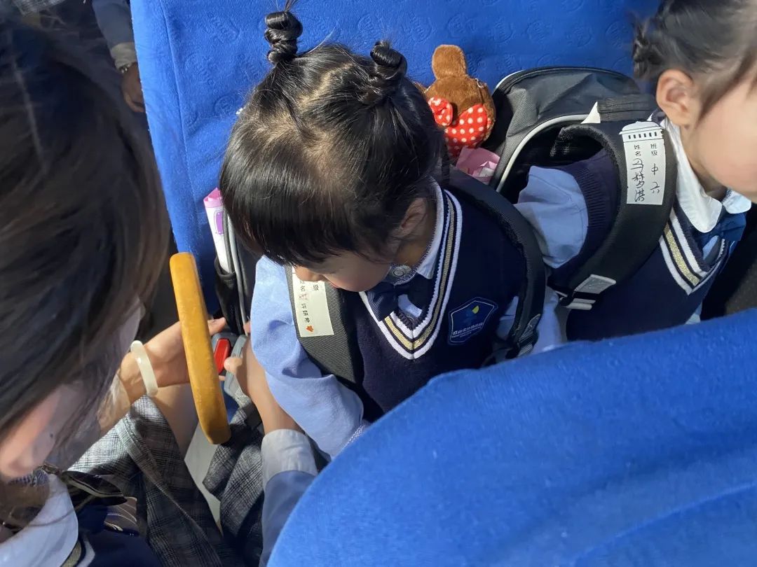 【校車安全】平安乘車，為愛護航——成田實驗幼兒園校車安全應(yīng)急演練