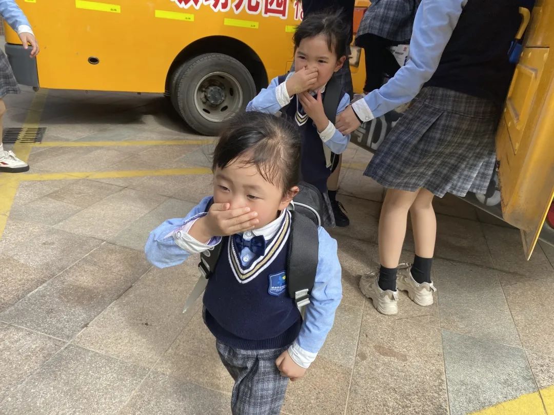 【校車安全】平安乘車，為愛護航——成田實驗幼兒園校車安全應(yīng)急演練