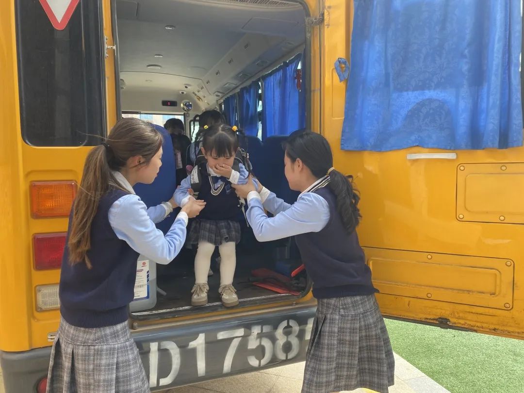 【校車安全】平安乘車，為愛護航——成田實驗幼兒園校車安全應(yīng)急演練