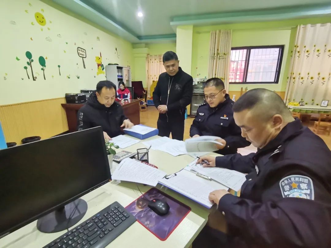 擰緊校車“安全閥” 織密護學“安全網”——縣教體局高度重視民辦學校校車安全工作