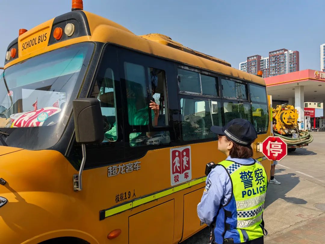 定安公安交警嚴把校車安全關，筑牢學生“安全路”！