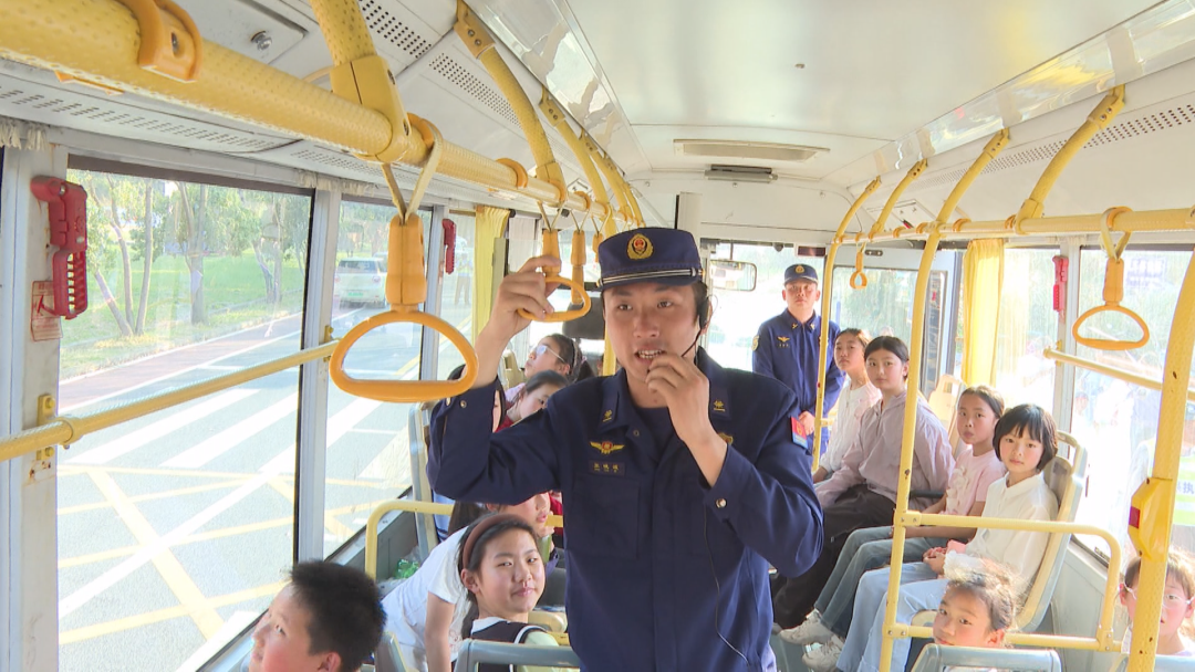 九華山舉行校車火警應急逃生演練