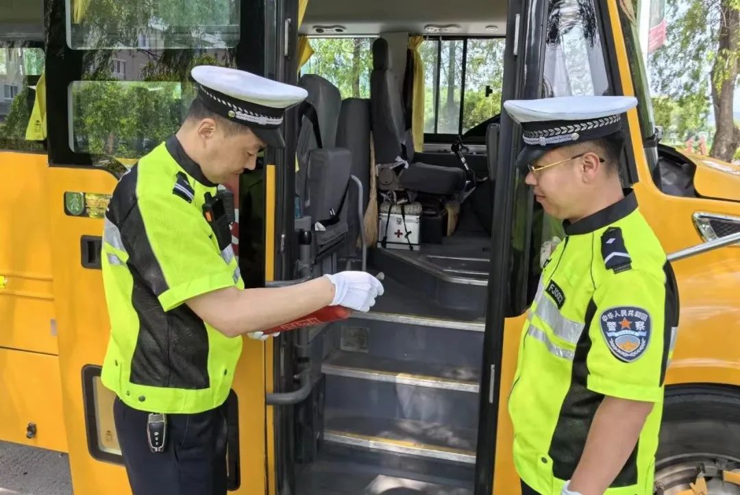 大海林分局交警大隊開展校車安全檢查工作為校園安全“加碼”