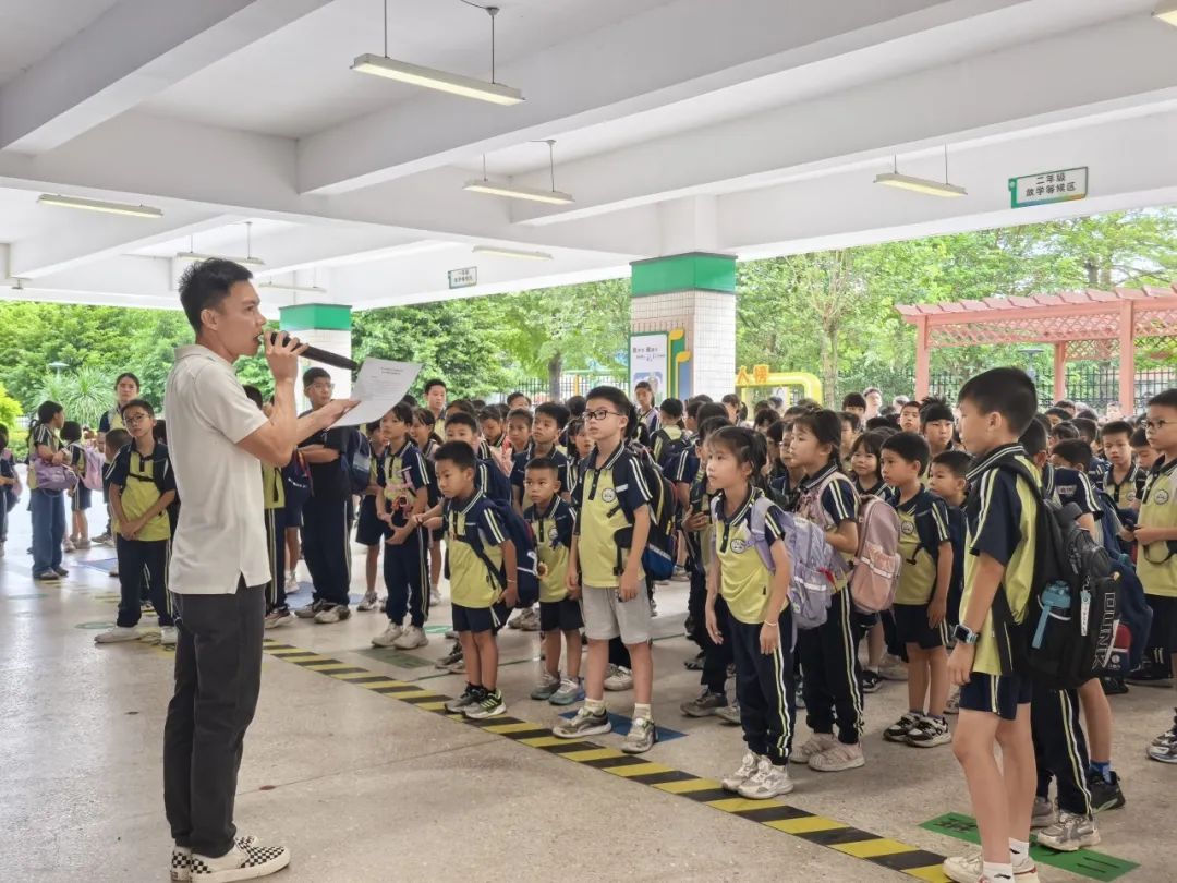 聚焦安全，守護(hù)校園——紫南小學(xué)校車安全應(yīng)急疏散演練
